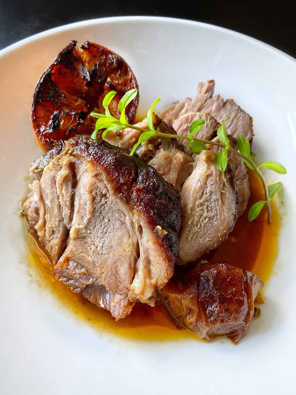Asado-de-paleta-de-cerdo-con-naranjas-y-manzanas-