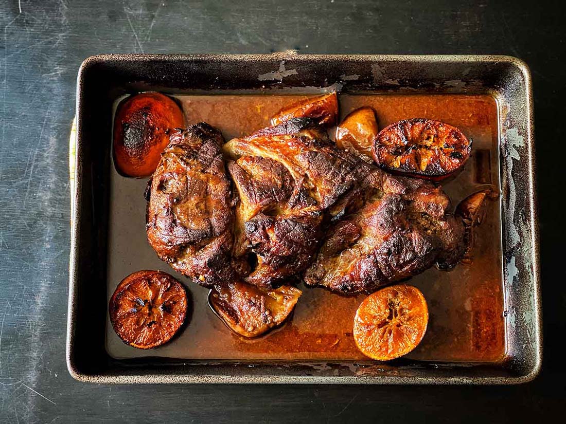 Asado-de-paleta-de-cerdo-con-naranjas-y-manzanas-3