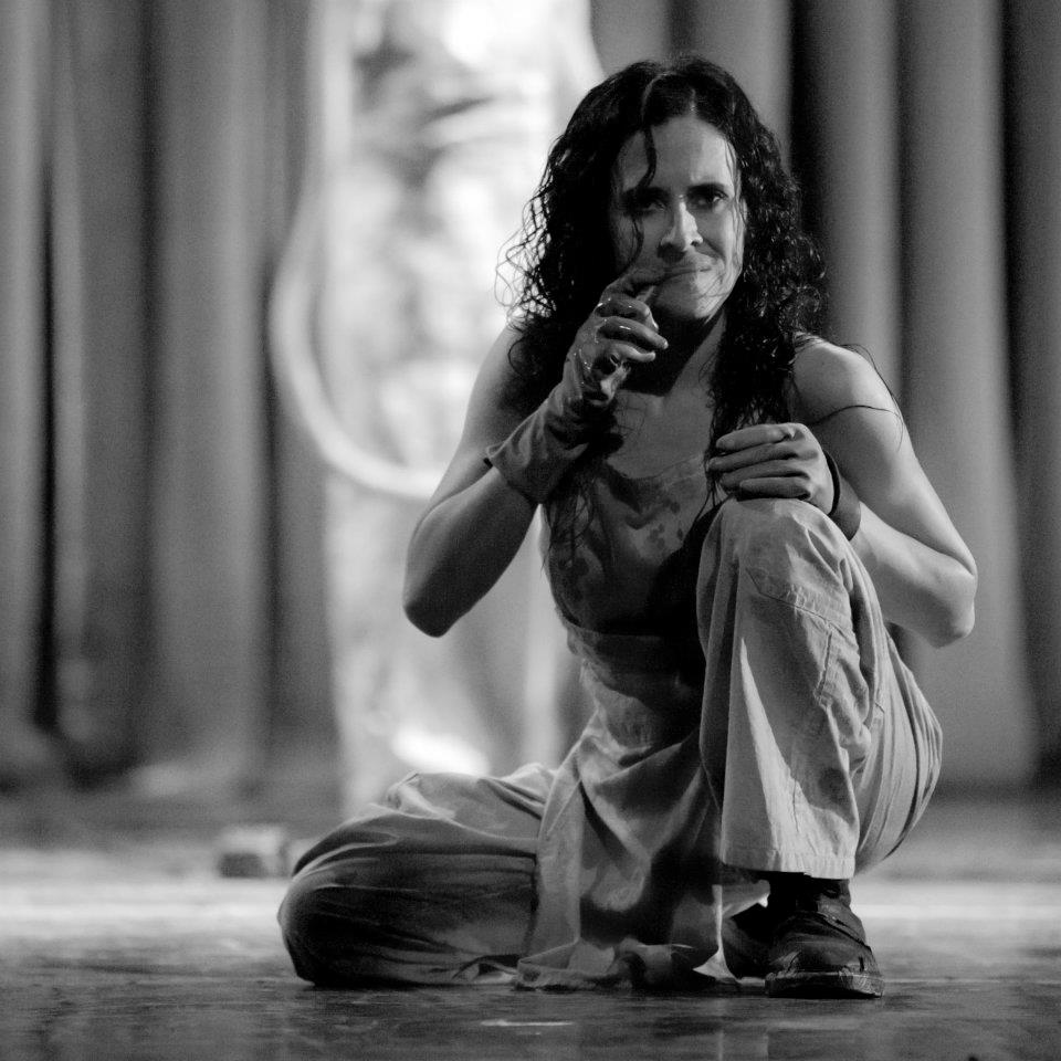 Obra "Mackie". Dirigida por Delbis Cardona. Escena de Caracas. Fotografía: Noel Cisneros. Obra "Mackie". Dirigida por Delbis Cardona. Escena de Caracas. Fotografía: Noel Cisneros.