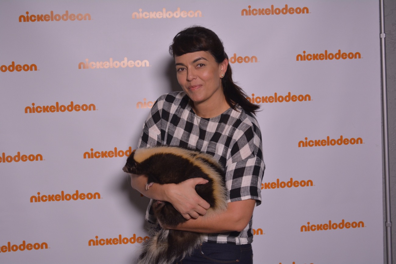 Lisette Graffe Nickelodeon con la mascota de la serie