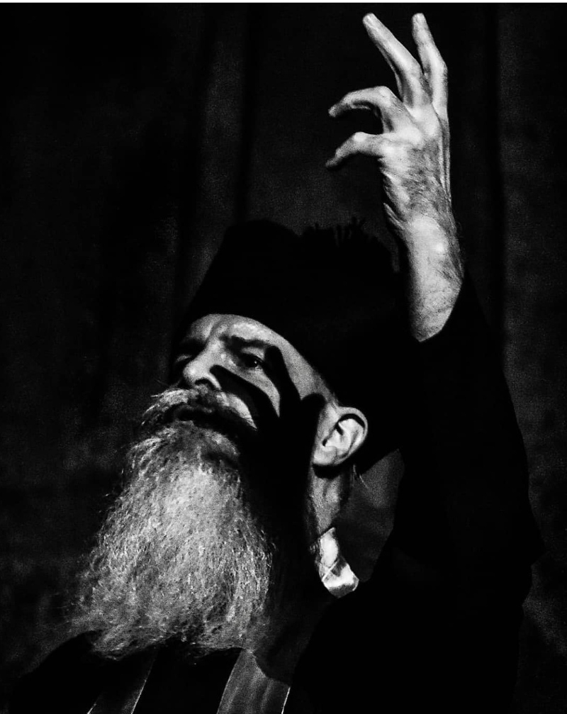 Personaje del Padre Pernía de _Casas Muertas _ dirigida por Javier Vidal - Foto por Mauricio Donelli. Personaje del Padre Pernía de _Casas Muertas _ dirigida por Javier Vidal - Foto por Mauricio Donelli.
