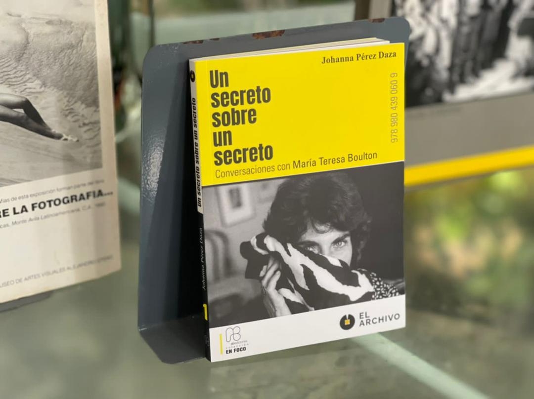 LIBRO - Foto por Astrid Hernández