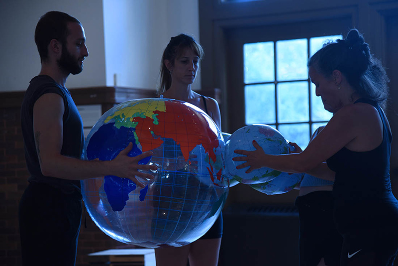 Bailarines y mapa mundi copia