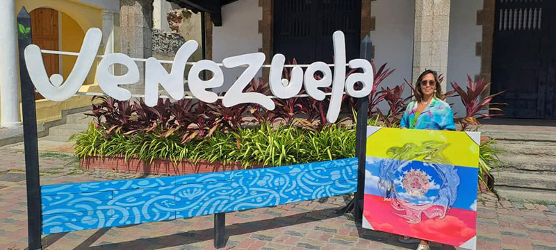 En la Casa Guipuscuana de La Guaira con la obra Paz para La Guiara copia